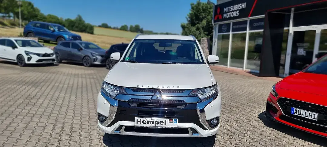 Mitsubishi Outlander - Thumbnail 2