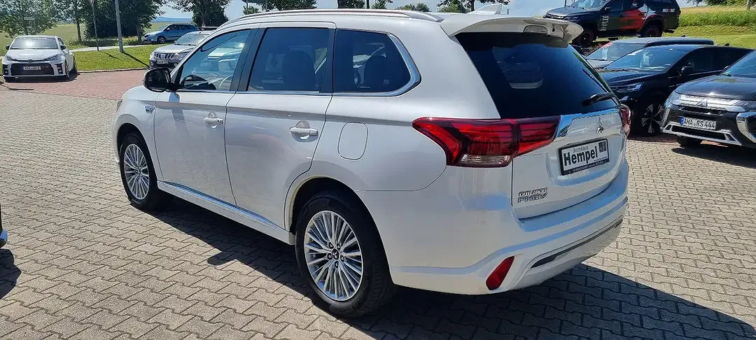 Mitsubishi Outlander - Thumbnail 5