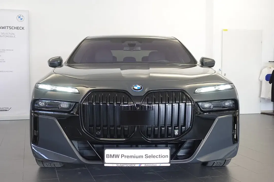 BMW i7 - Thumbnail 2