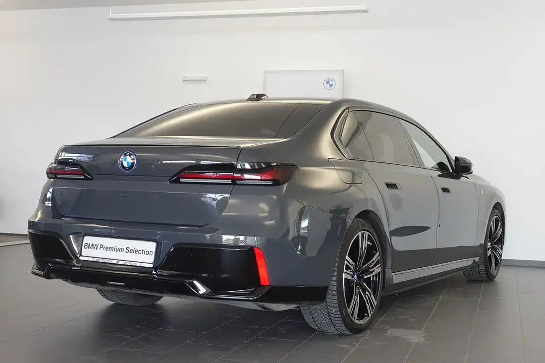 BMW i7 - Thumbnail 3