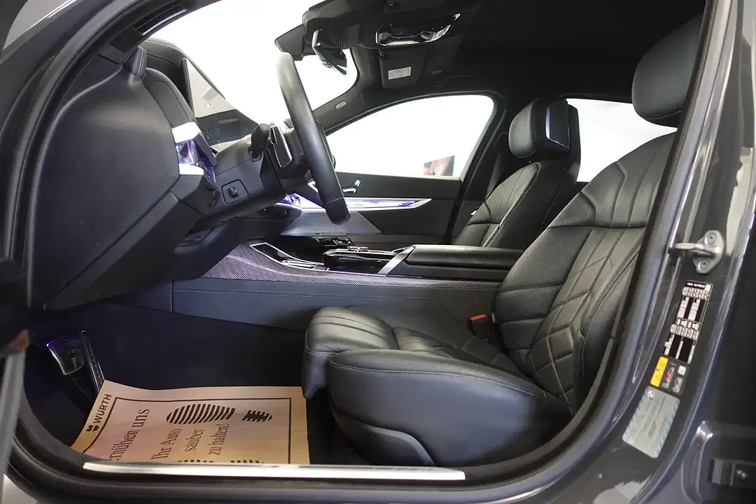 BMW i7 - Thumbnail 8