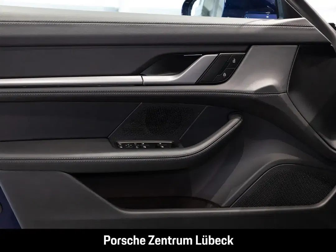 Porsche Taycan - Thumbnail 15