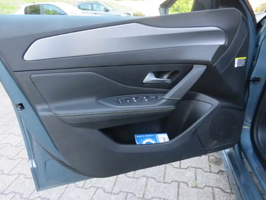 Peugeot 308 - Thumbnail 12