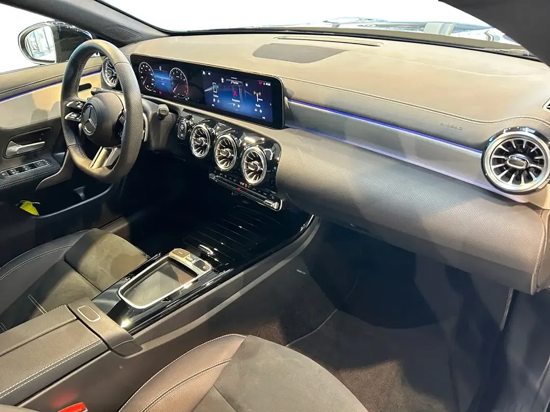 Mercedes-Benz CLA 200 - Thumbnail 3