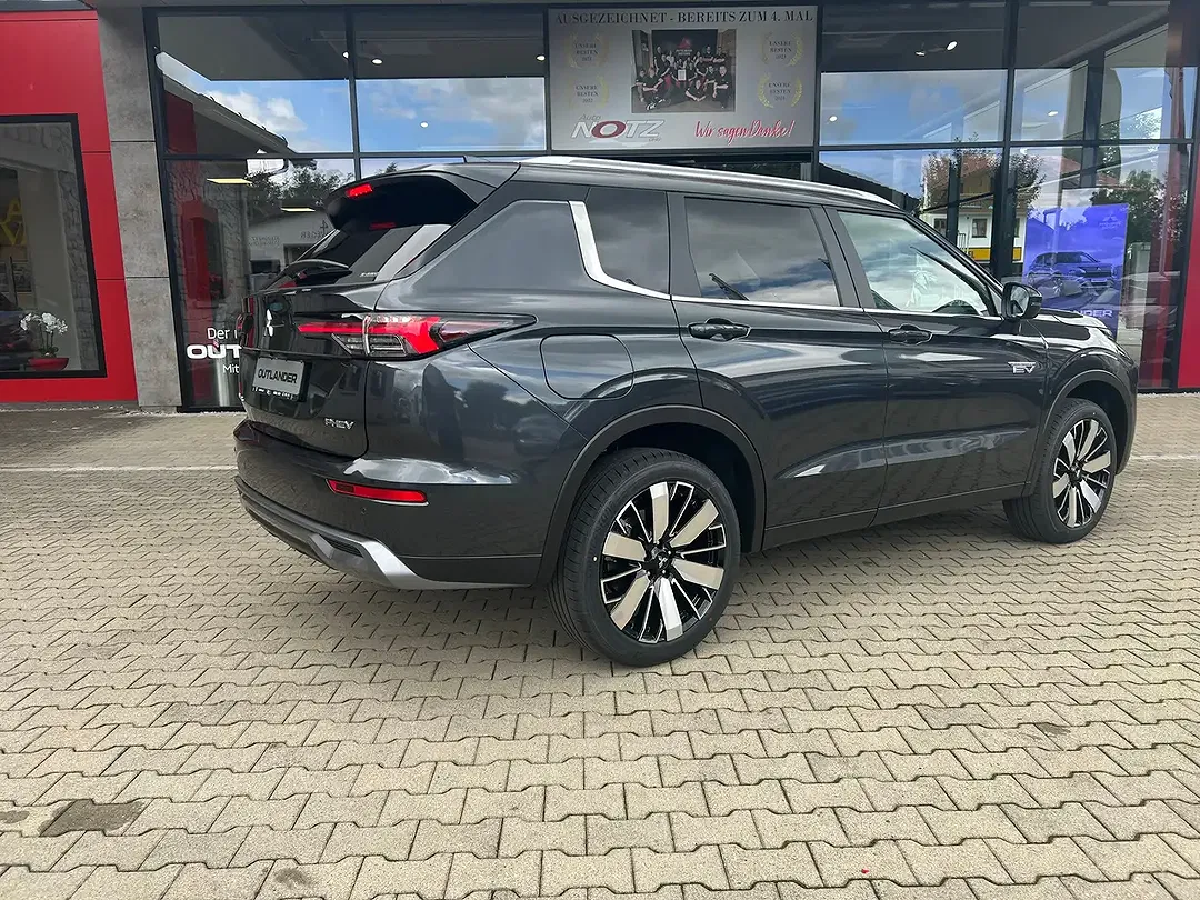 Mitsubishi Outlander - Thumbnail 2