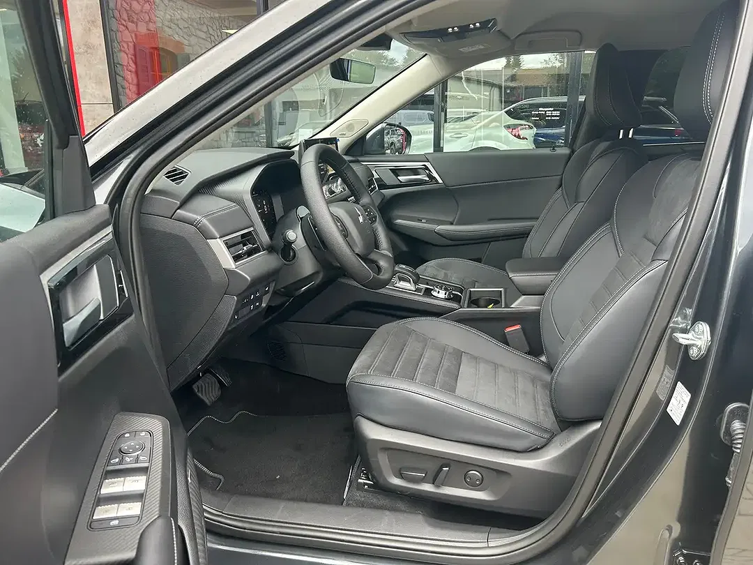 Mitsubishi Outlander - Thumbnail 4