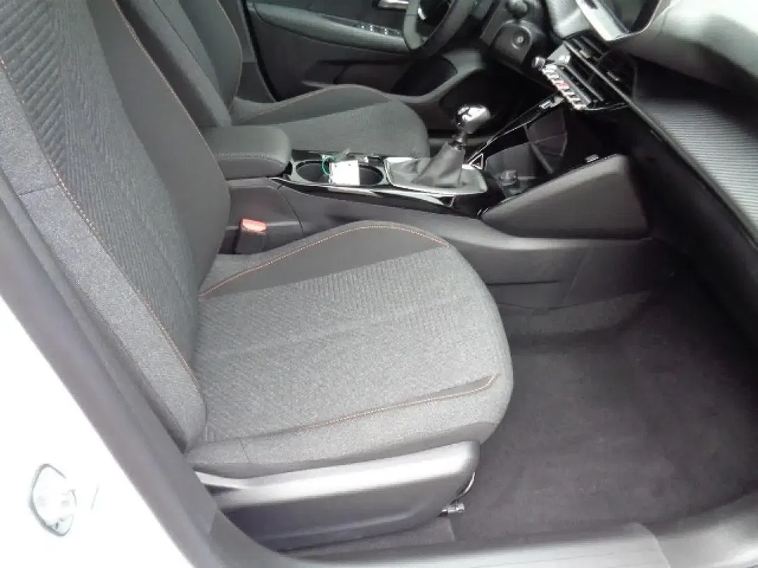 Peugeot 208 - Thumbnail 9