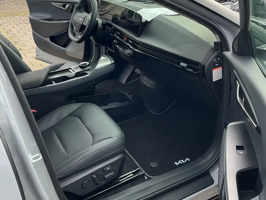 Kia EV6 - Thumbnail 11