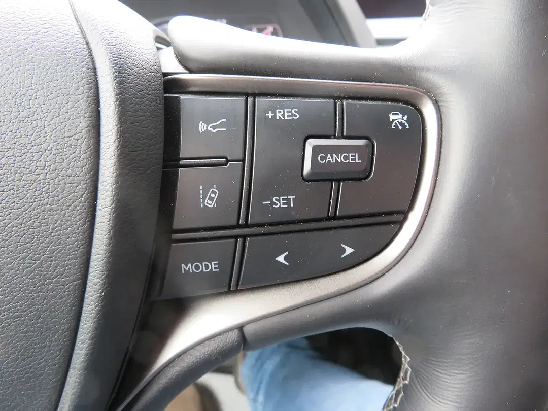 Lexus UX 250h - Thumbnail 10