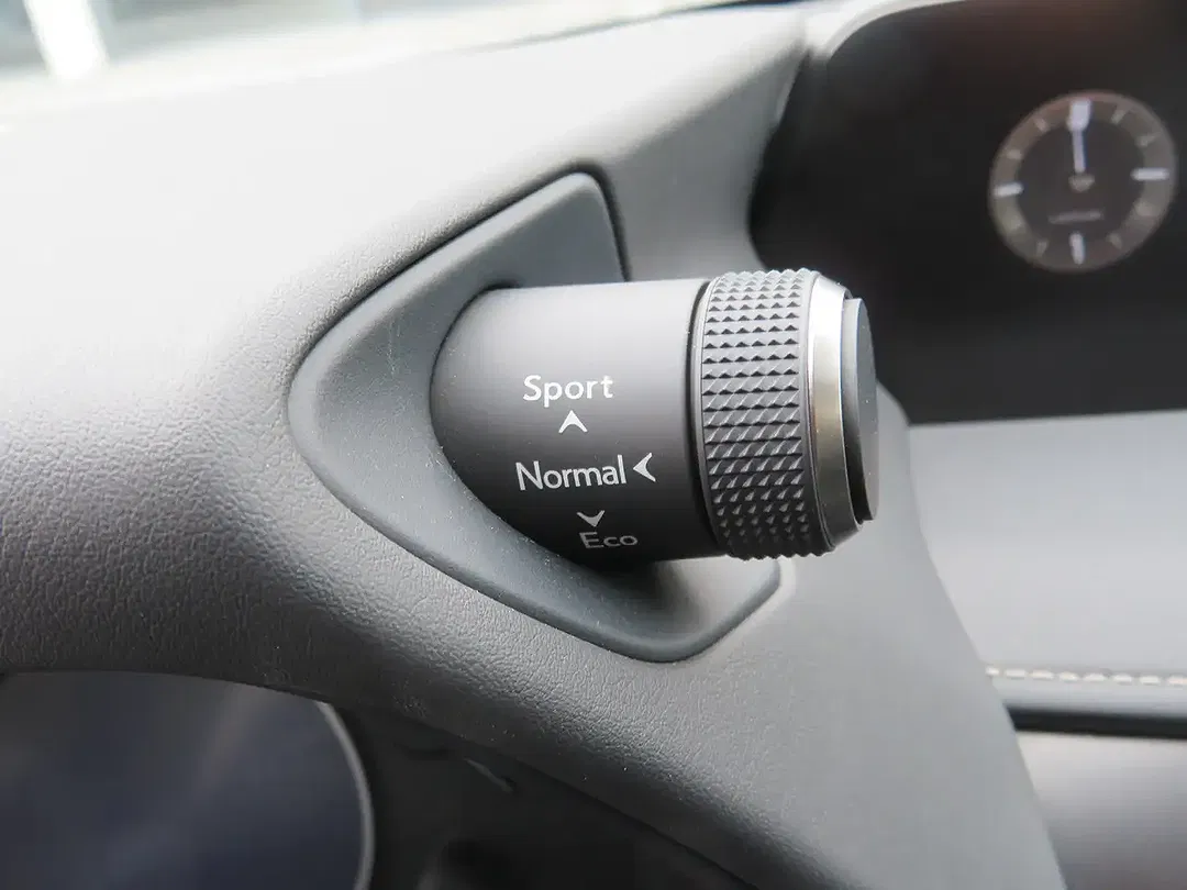 Lexus UX 250h - Thumbnail 11