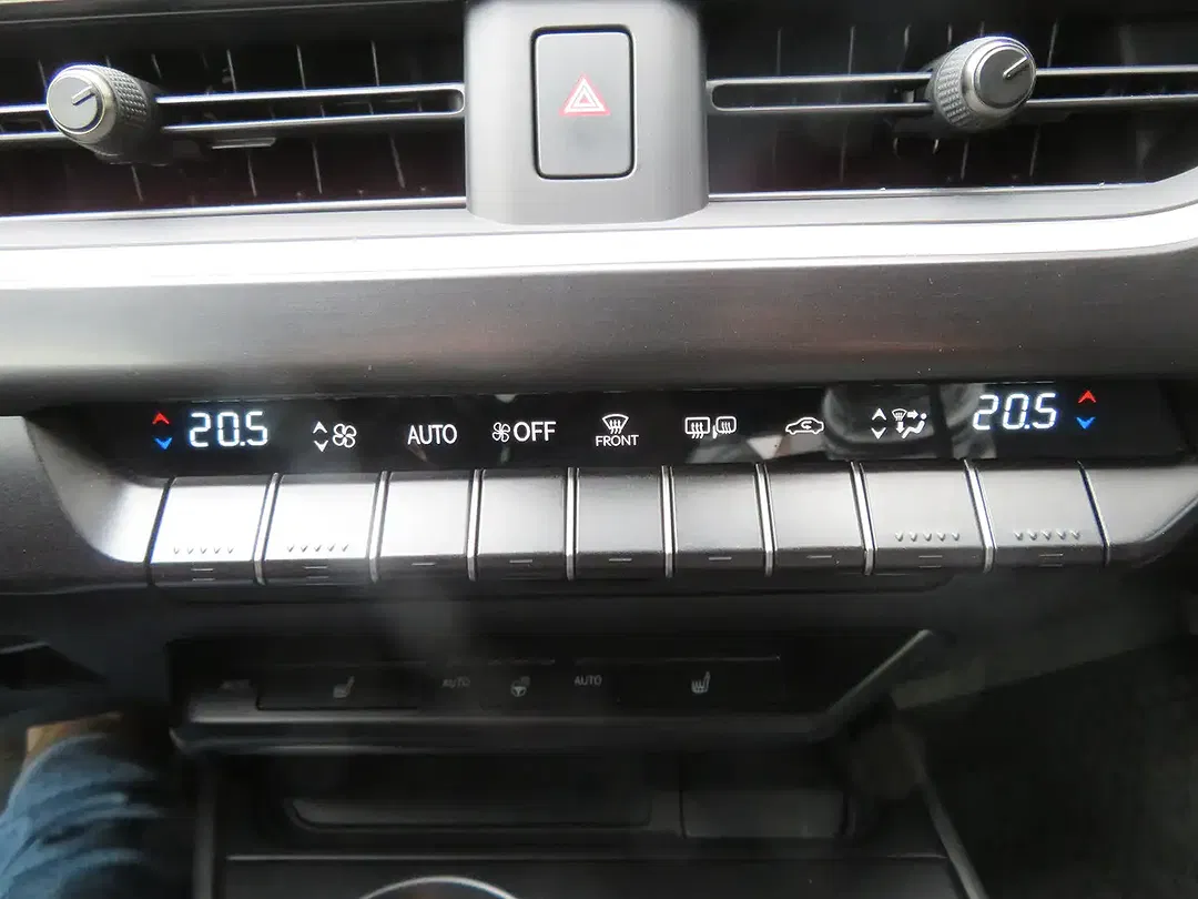 Lexus UX 250h - Thumbnail 15