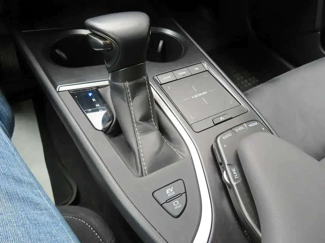 Lexus UX 250h - Thumbnail 17