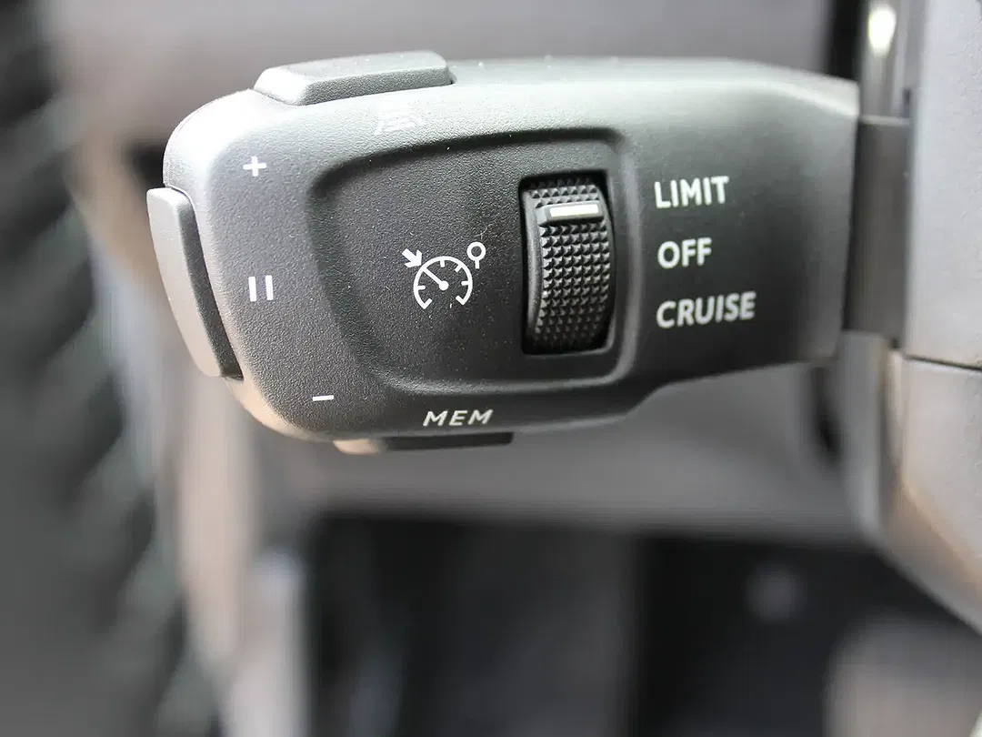 Peugeot 208 - Thumbnail 11