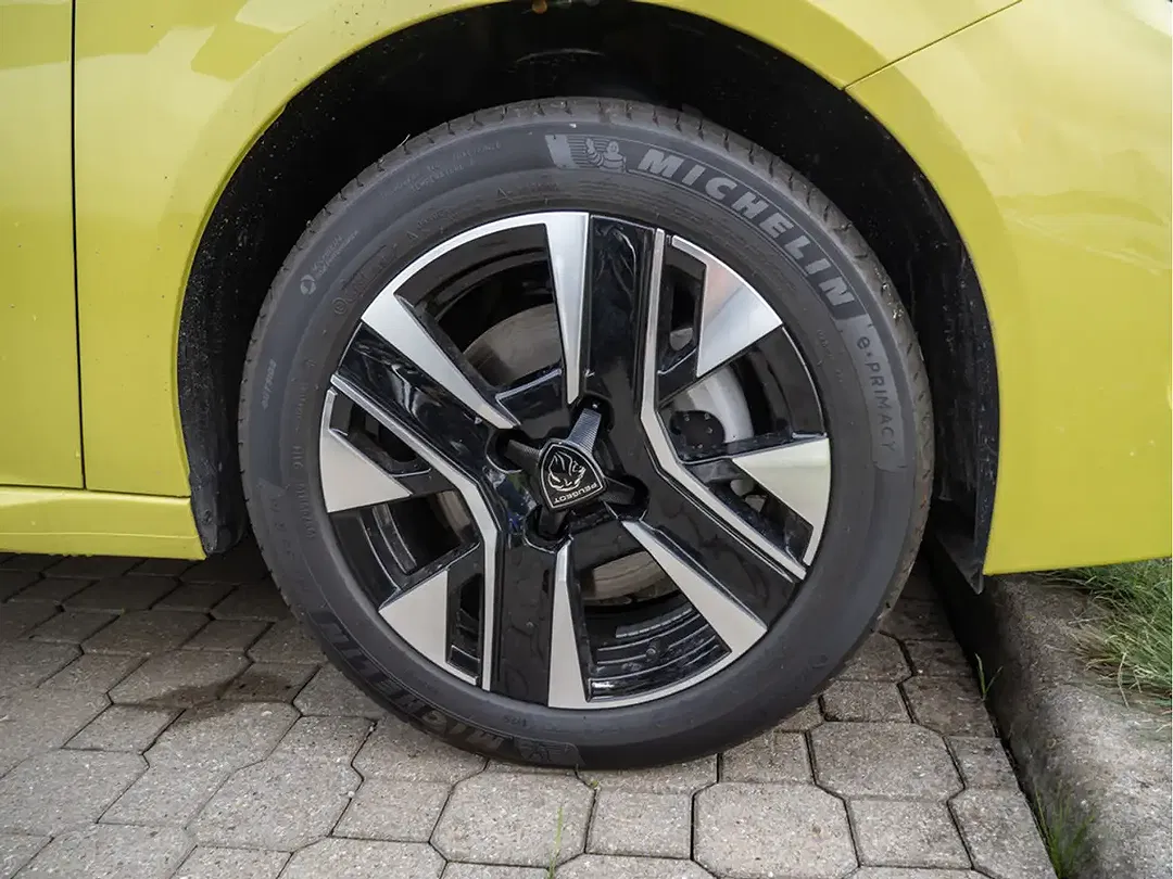 Peugeot 208 - Thumbnail 6