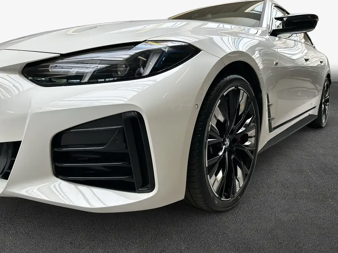 BMW M4 - Thumbnail 6