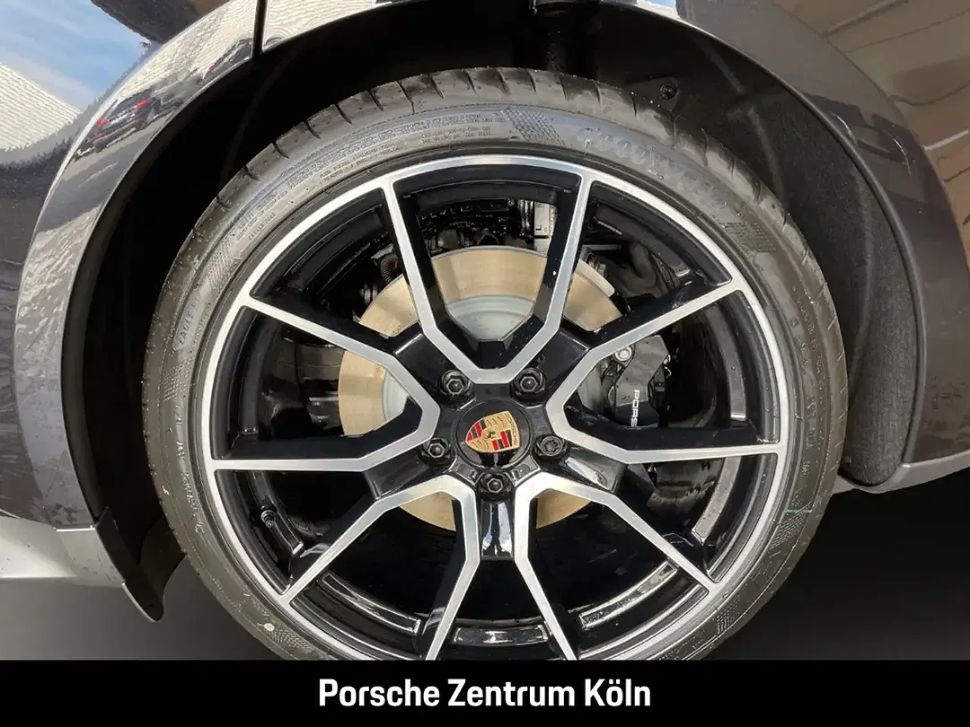 Porsche Taycan - Thumbnail 11