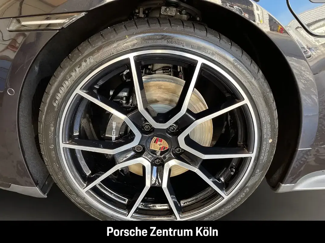 Porsche Taycan - Thumbnail 12
