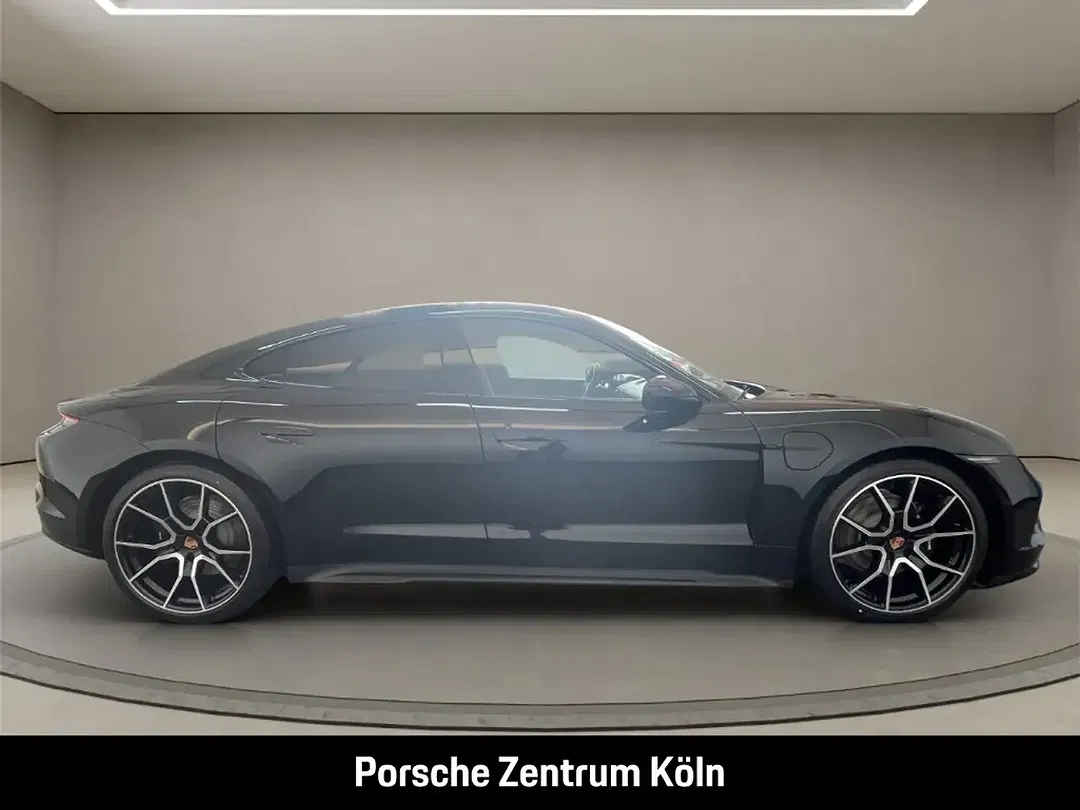 Porsche Taycan - Thumbnail 6