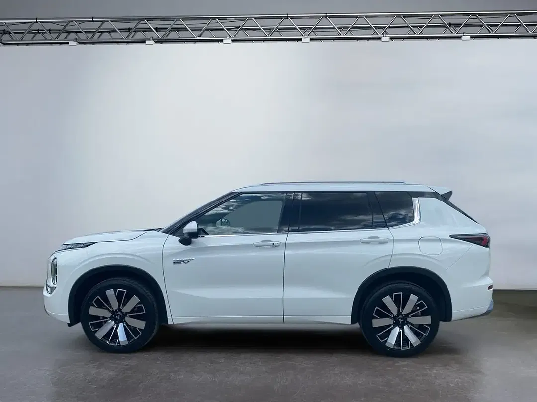 Mitsubishi Outlander - Thumbnail 3