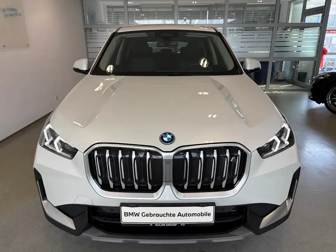 BMW iX1 - Thumbnail 3