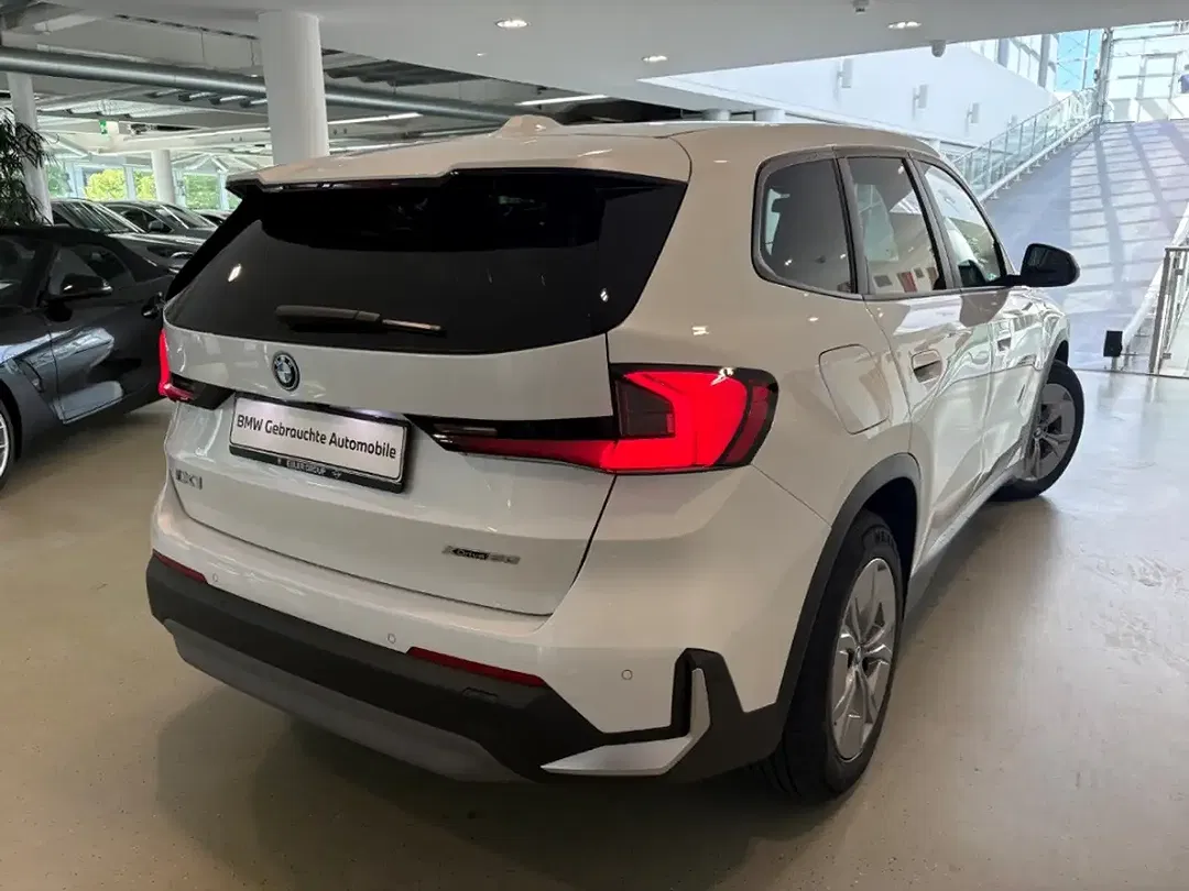 BMW iX1 - Thumbnail 4