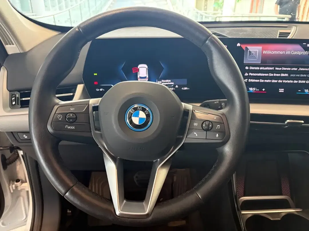 BMW iX1 - Thumbnail 9