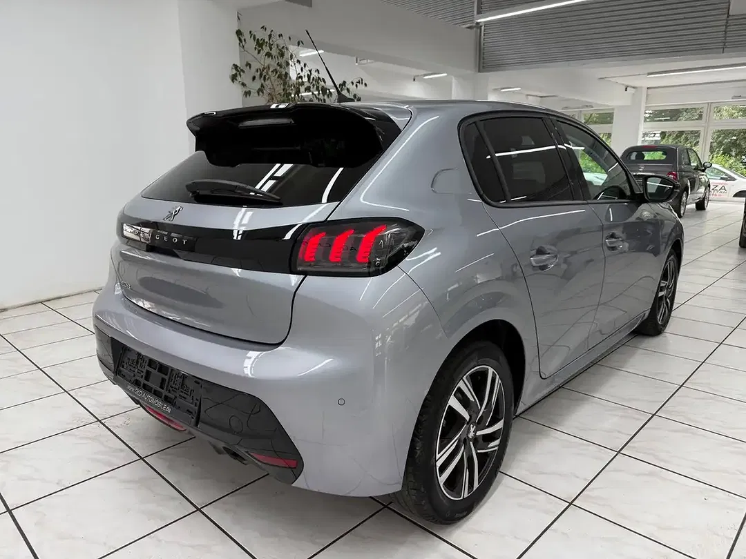 Peugeot 208 - Thumbnail 3