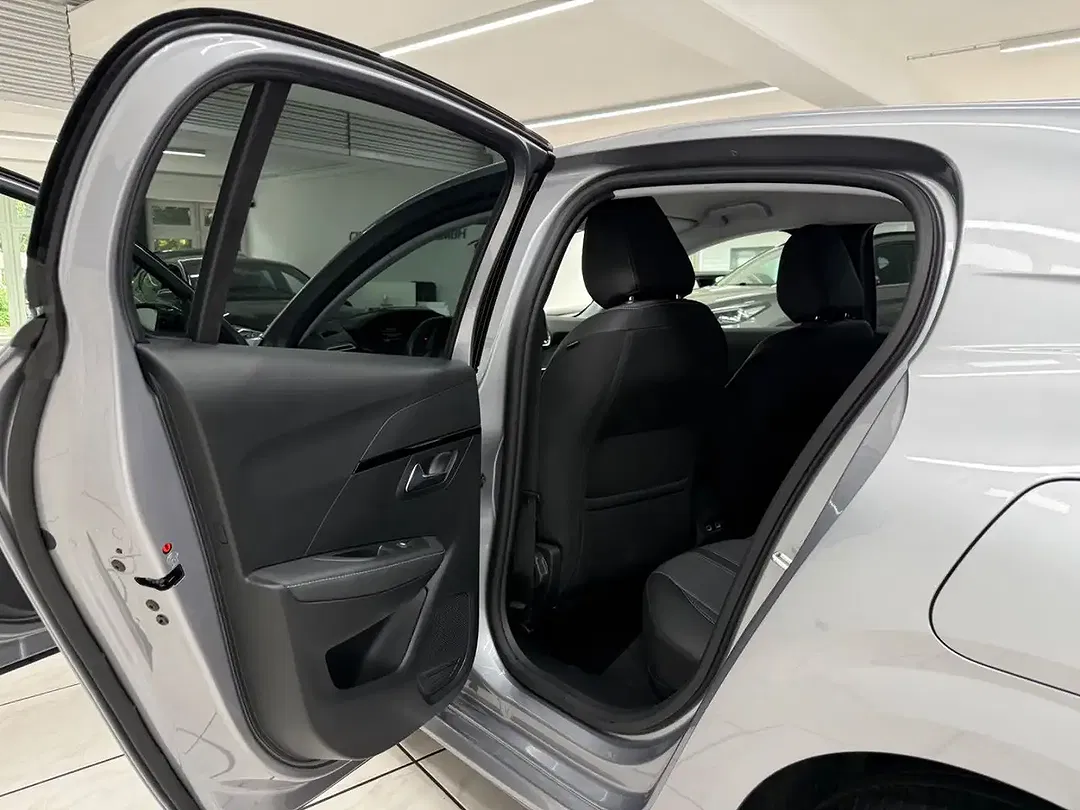 Peugeot 208 - Thumbnail 9