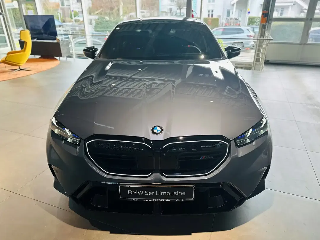 BMW M5 - Thumbnail 2