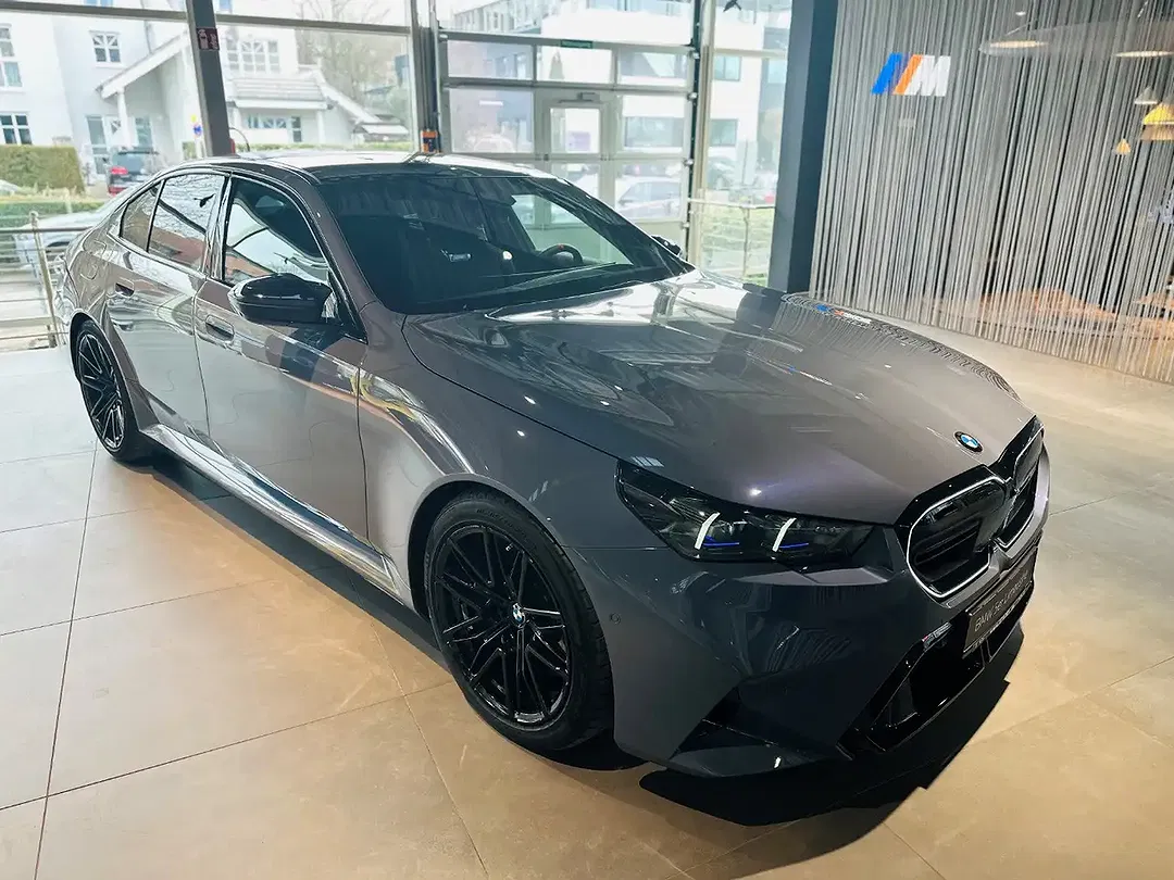 BMW M5 - Thumbnail 3