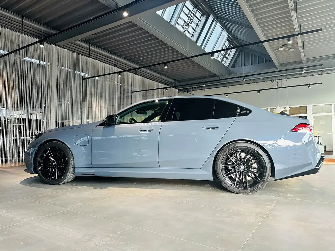BMW M5 - Thumbnail 6