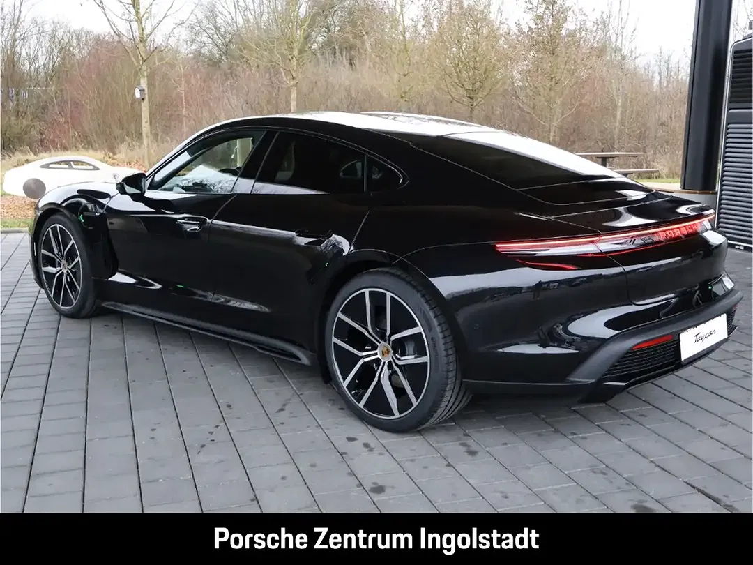 Porsche Taycan - Thumbnail 3