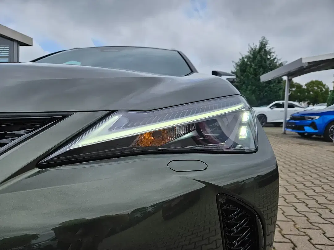 Lexus UX 300h - Thumbnail 4