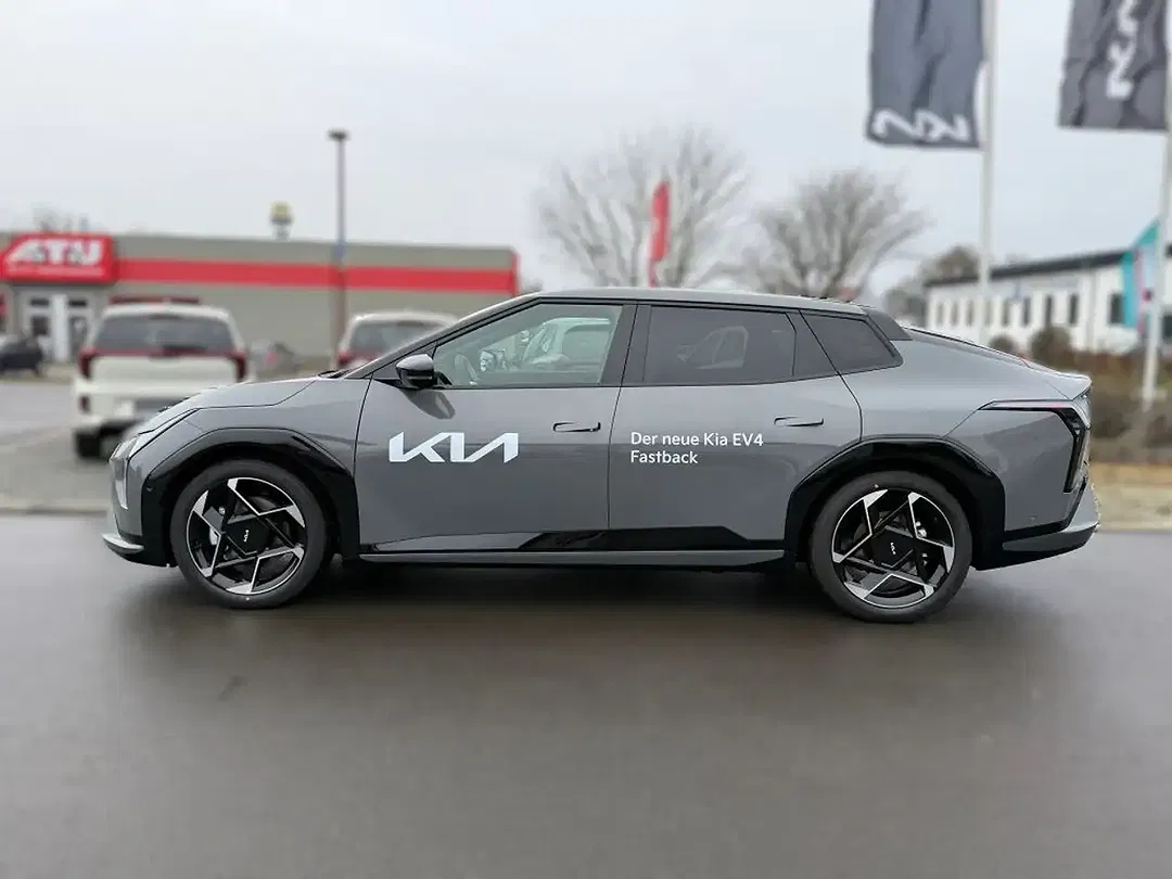 Kia EV4 - Thumbnail 3