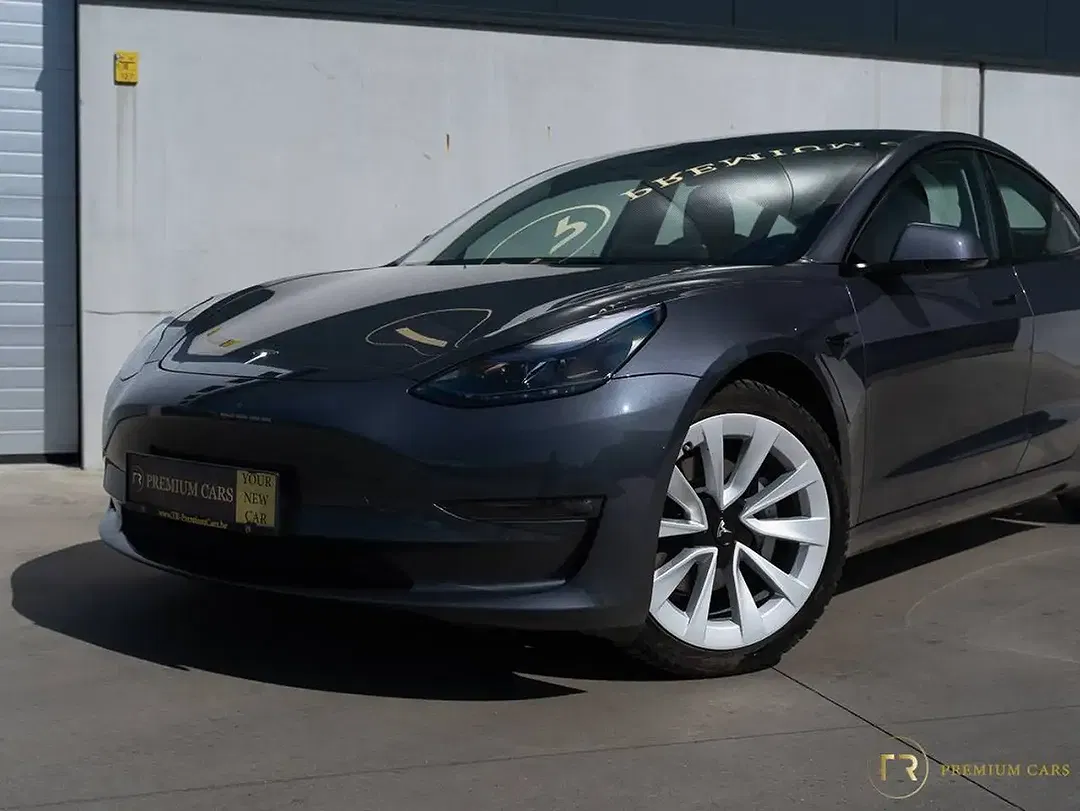 Tesla Model 3 - Thumbnail 3