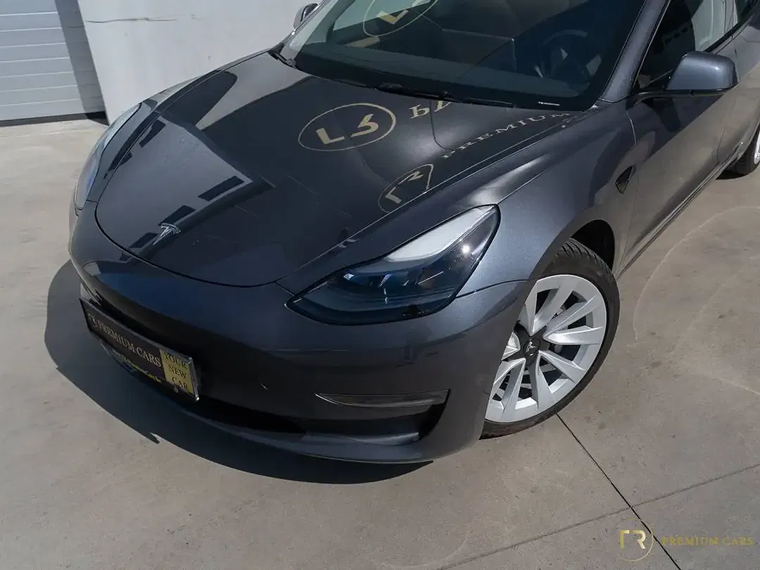 Tesla Model 3 - Thumbnail 4