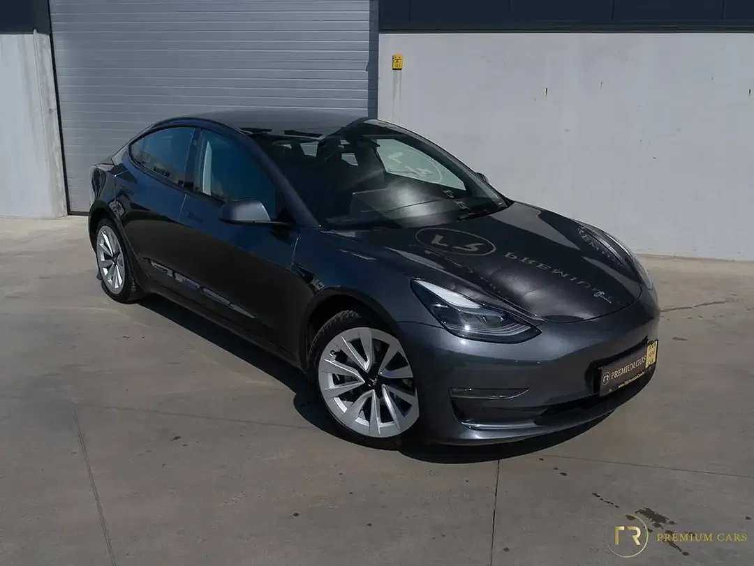Tesla Model 3 - Thumbnail 8