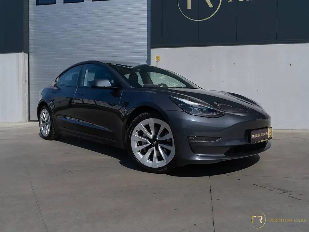 Tesla Model 3 - Thumbnail 9