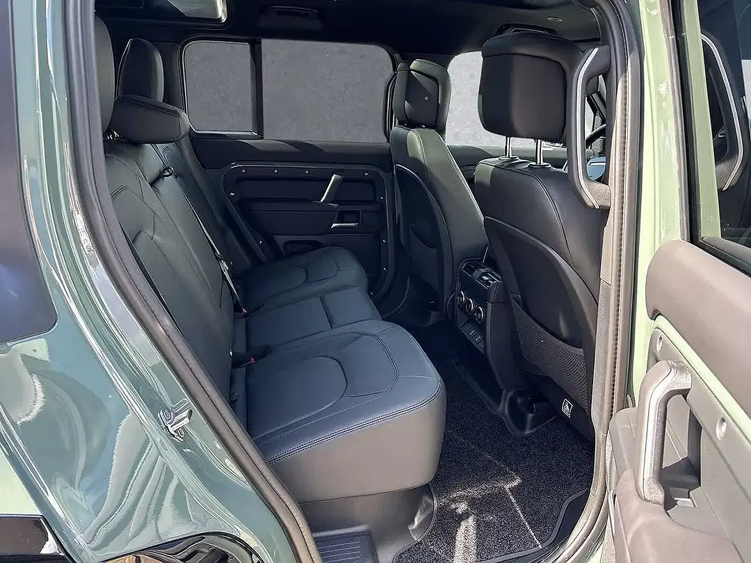 Land Rover Defender - Thumbnail 5