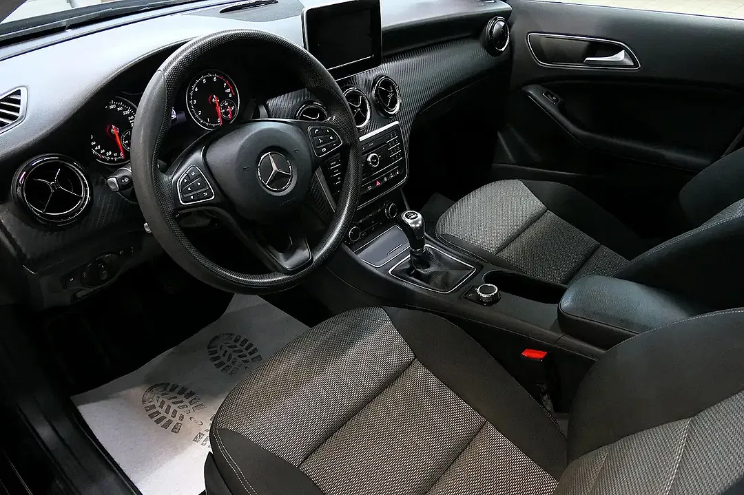 Mercedes-Benz GLA 180 - Thumbnail 15