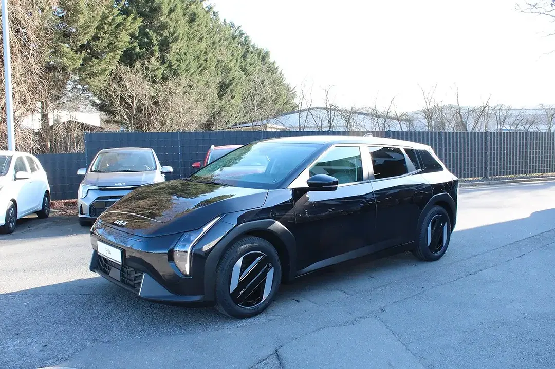 Kia EV4 - Thumbnail 3