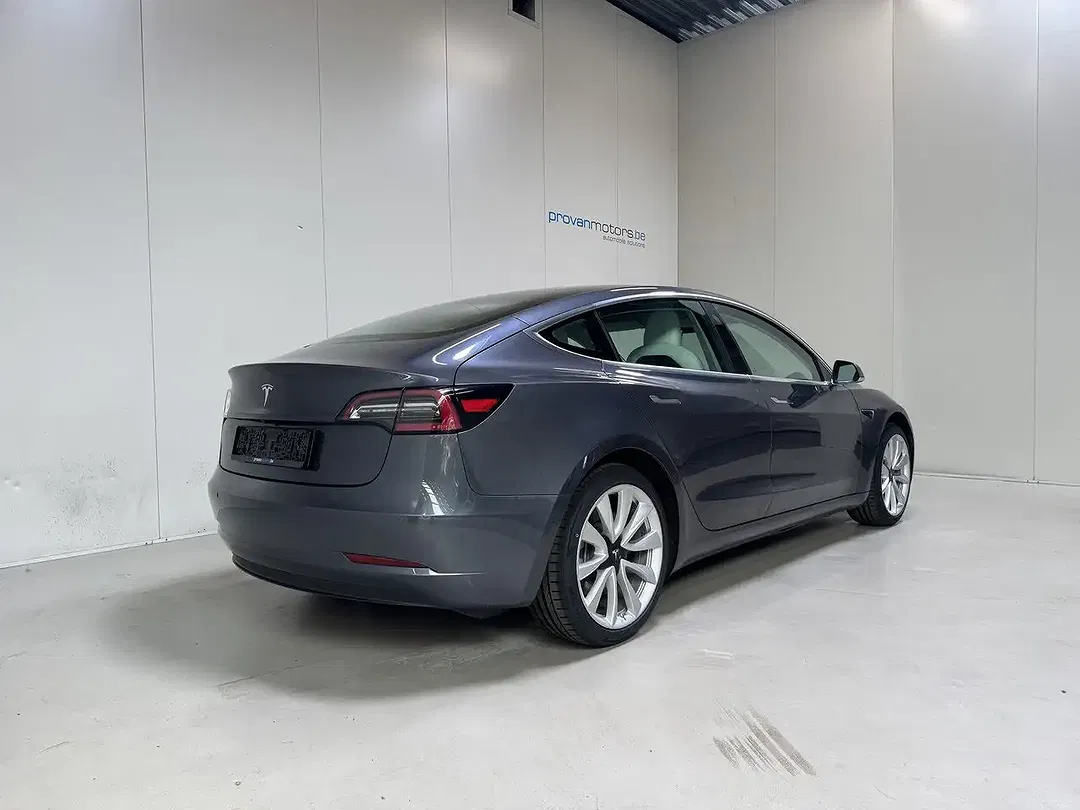 Tesla Model 3 - Thumbnail 3
