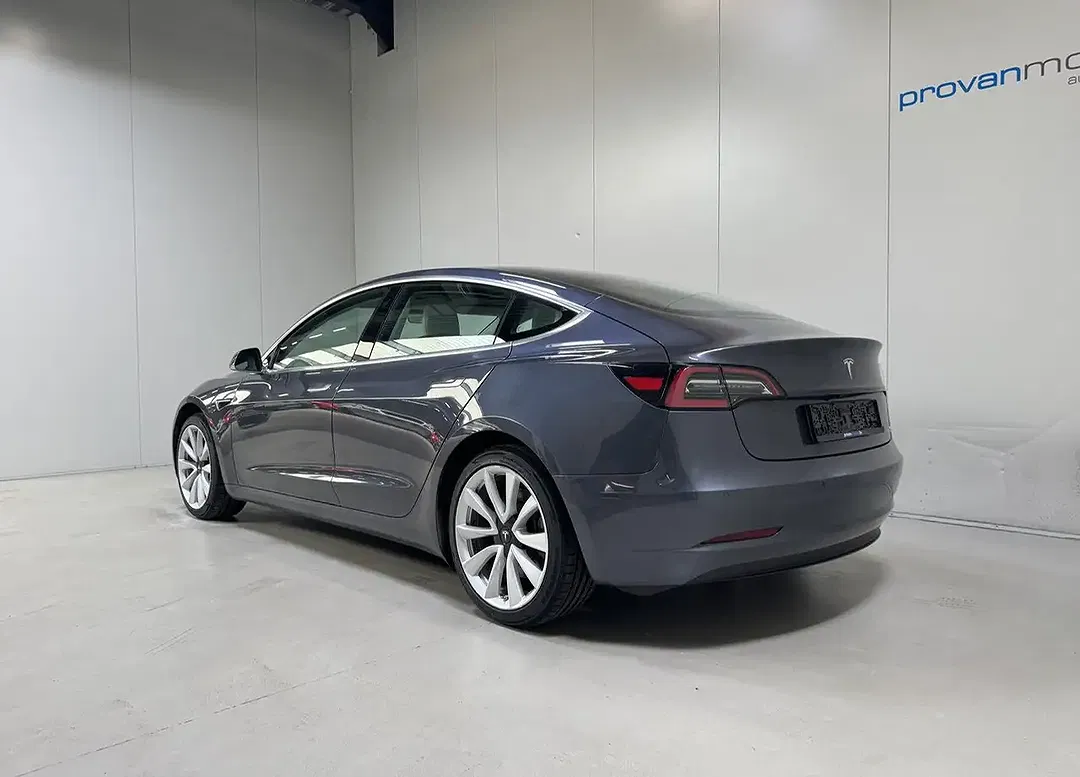 Tesla Model 3 - Thumbnail 6