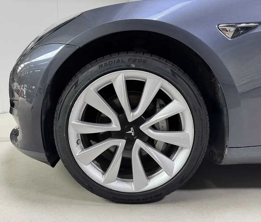 Tesla Model 3 - Thumbnail 7
