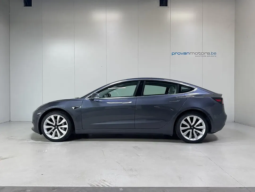 Tesla Model 3 - Thumbnail 8