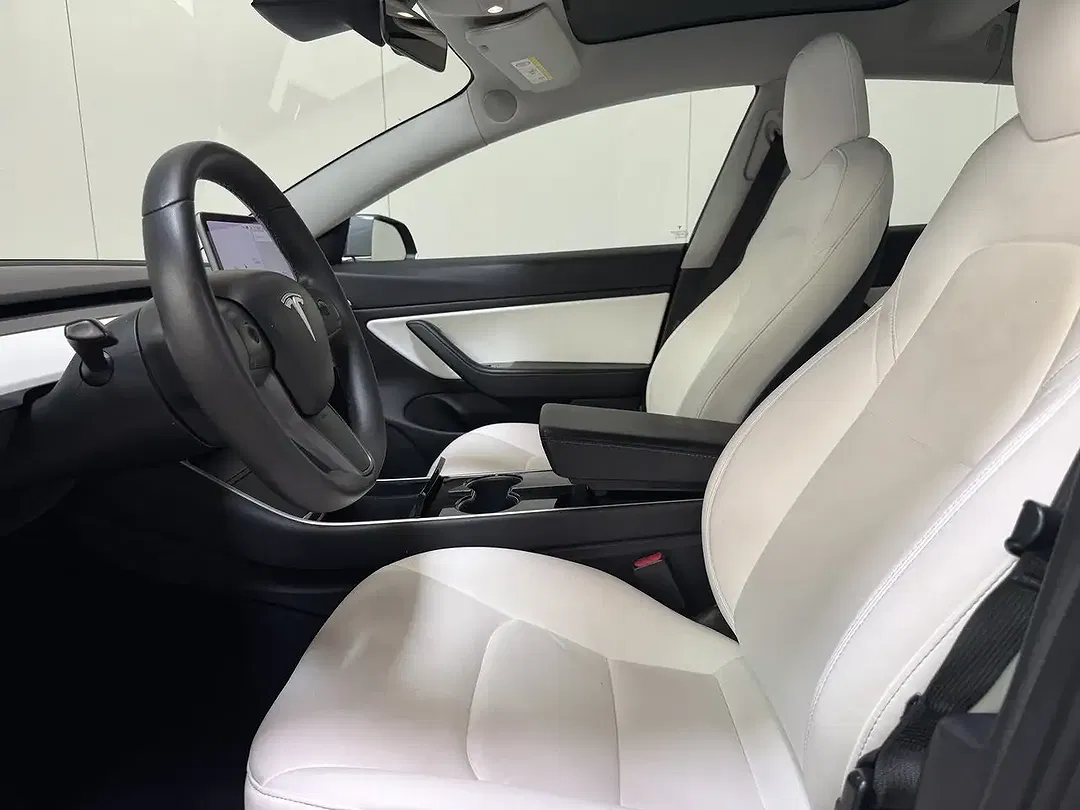 Tesla Model 3 - Thumbnail 9