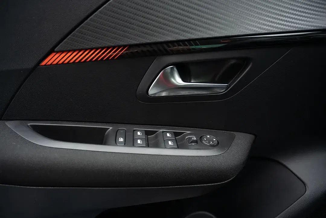 Peugeot 208 - Thumbnail 12