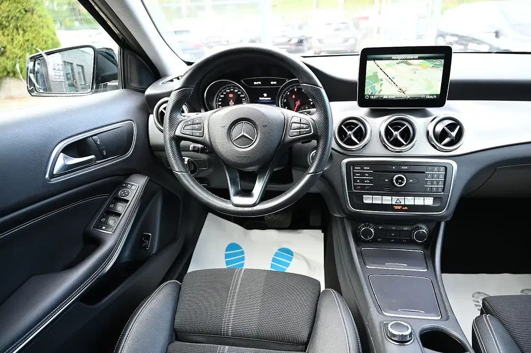 Mercedes-Benz GLA 180 - Thumbnail 14