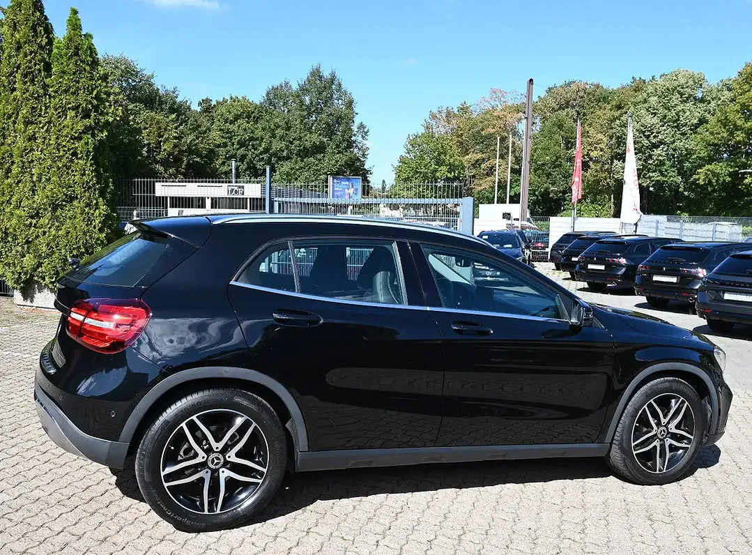 Mercedes-Benz GLA 180 - Thumbnail 4