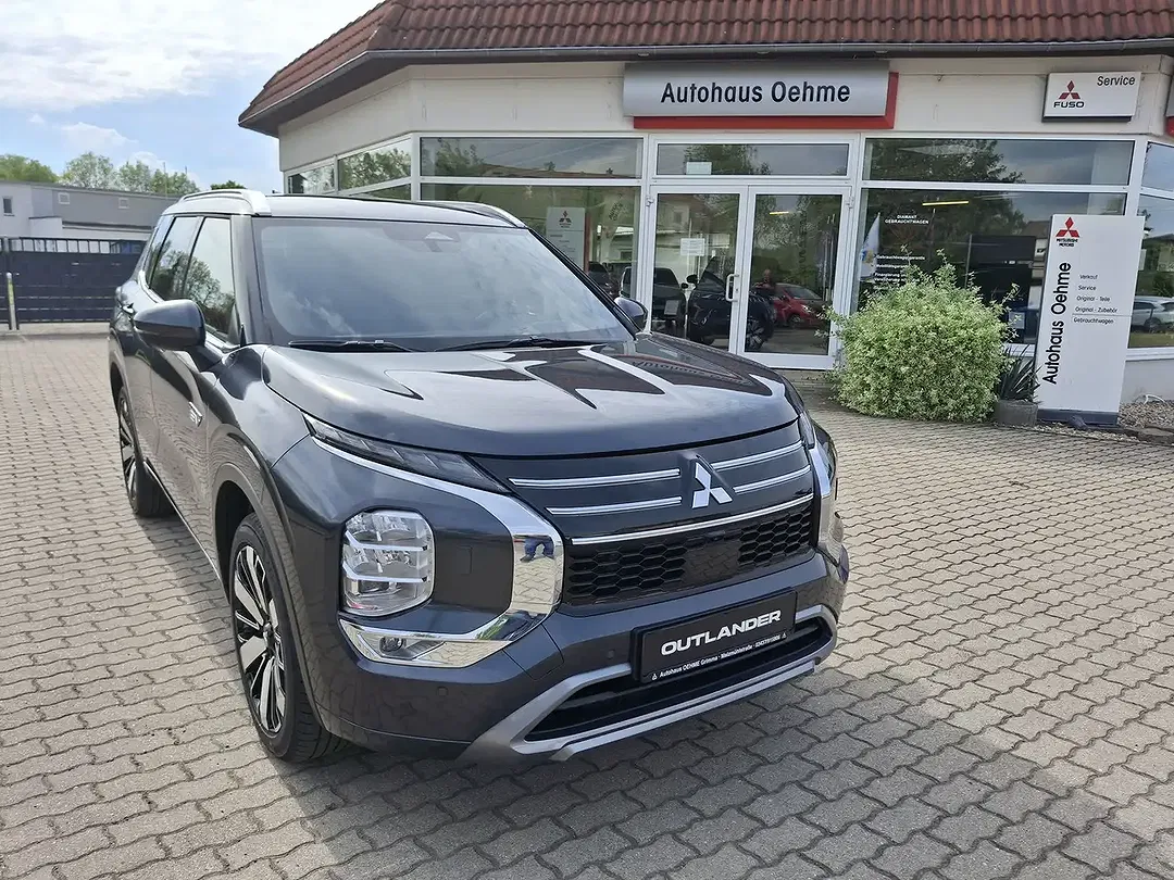 Mitsubishi Outlander - Thumbnail 1